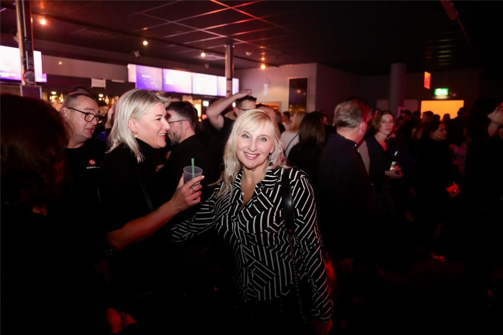 Zwei Frauen lachen gemeinsam beim tanzen in einer Menschenmenge im FZW. Zwei Frauen lachen gemeinsam beim tanzen in einer Menschenmenge im FZW.