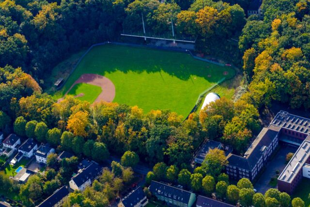 Das Jahnstadion an der Otto-Hue-Straße aus der Vogelperspektive.