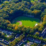 Das Jahnstadion an der Otto-Hue-Straße aus der Vogelperspektive.