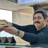 Kenan Araz bedient einen Kunden im neueröffneten Topkapi-Grill.