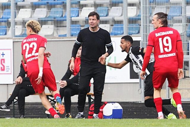 Fußball, Oberliga Westfalen, 21. April 2025: SG Wattenscheid 09 – Spvgg. Erkenschwick 1:0. Trainer Magnus Niemöller.