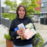 Redakteurin Julia Müller hält Lebensmittel in der Hand.