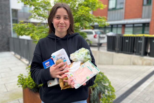 Redakteurin Julia Müller hält Lebensmittel in der Hand.