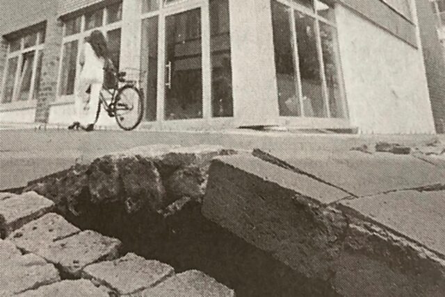 In der Kellerstraße in Recklinghausen klafft ein riesiges Loch, der Asphalt wölbt sich nach oben