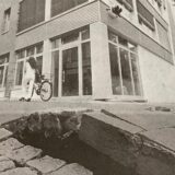In der Kellerstraße in Recklinghausen klafft ein riesiges Loch, der Asphalt wölbt sich nach oben