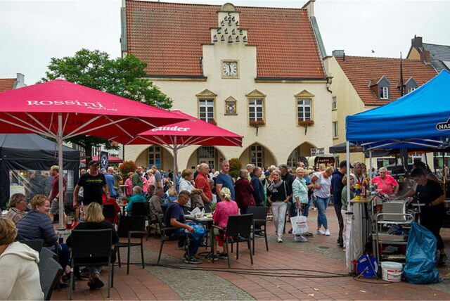 Menschen auf dem Halterner Marktplatz