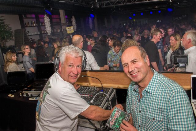 Die DJs Sepp (Dieter Gerschner, r.) und Dölfi (Wolfgang Dietel)