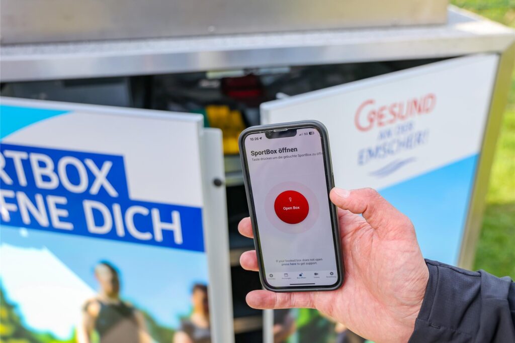 Gregor Krowleski hält ein Handy in der Hand, im Hintergrund die Sportbox. Gregor Krowleski hält ein Handy in der Hand, im Hintergrund die Sportbox.