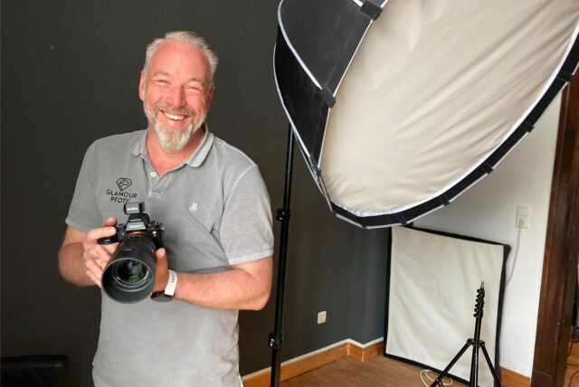 Carsten Nachlik steht in seinem Fotostudio in Herten-Süd mit einer Kamera in der Hand.