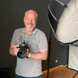 Carsten Nachlik steht in seinem Fotostudio in Herten-Süd mit einer Kamera in der Hand.