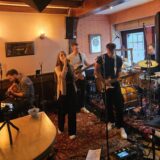 Die Band Admin bei einem Auftritt in einer Kneipe.