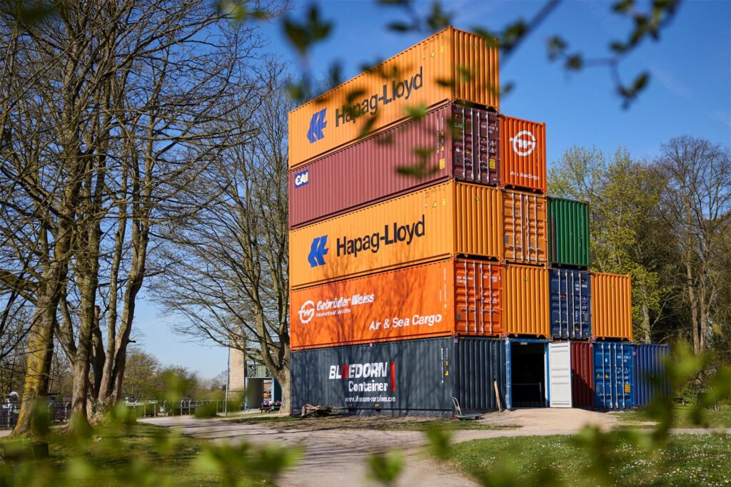Am Oberwasser des Schiffshebewerks wurden 15 Container zu einem fünfstöckigen Gebäude zusammengesetzt, dessen unterste Etage als Ausstellungsraum dient. Am Oberwasser des Schiffshebewerks wurden 15 Container zu einem fünfstöckigen Gebäude zusammengesetzt, dessen unterste Etage als Ausstellungsraum dient.