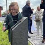 Mädchen zapft sich Wasser am Trinkwasserbrunnen in Dorsten