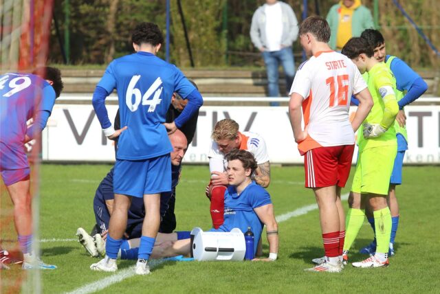 Die Partie beim VfB Hüls war vorerst die letzte für Joel Lehmann. Der Kapitän des  VfB Waltrop verletzte sich bei einem Zweikampf schwer.