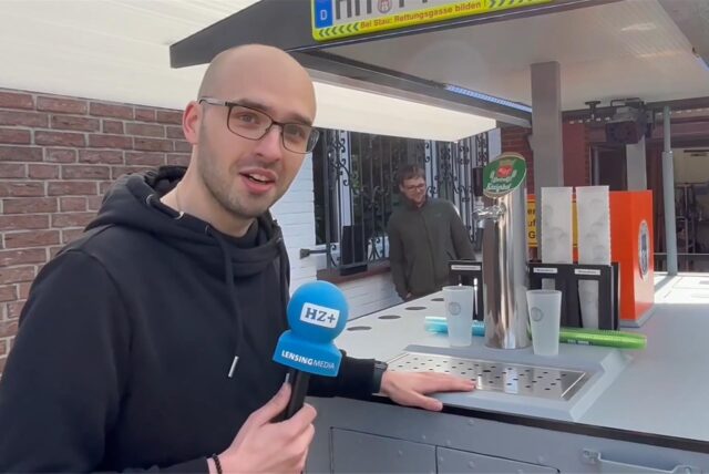 Matthias Tewes steht vor einem großen Maiwagen