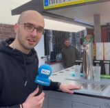 Matthias Tewes steht vor einem großen Maiwagen