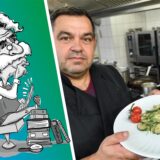 Koch präsentiert ein Gericht mit Fisch.