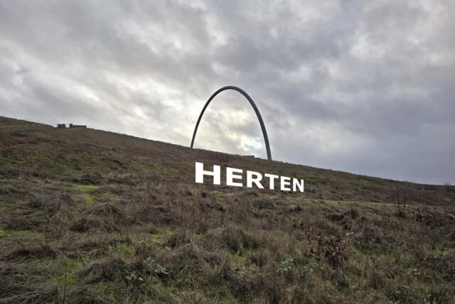 „Herten“ ist in weißen Buchstaben am Südhang der Halde Hoheward unter dem Horizont-Observatorium zu lesen.