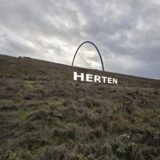 „Herten“ ist in weißen Buchstaben am Südhang der Halde Hoheward unter dem Horizont-Observatorium zu lesen.