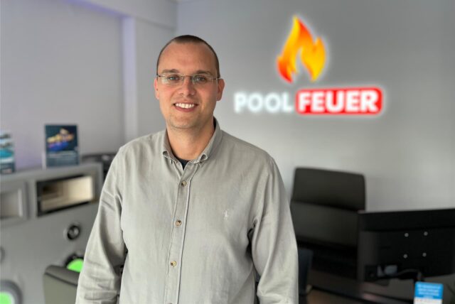 David Krys steht in der Geschäftsstelle von „Poolfeuer“.