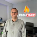 David Krys steht in der Geschäftsstelle von „Poolfeuer“.