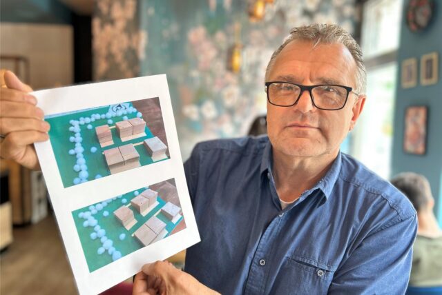 Jörg Moberg mit dem mittlerweile vierten Entwurf für seine Tiny-House-Baugruppe in Sölde