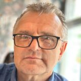 Jörg Moberg mit dem mittlerweile vierten Entwurf für seine Tiny-House-Baugruppe in Sölde