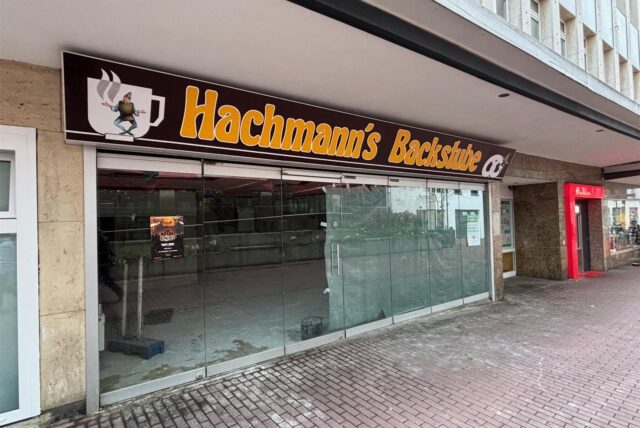 Leerstand der ehemaligen Bäckerei Hachmann in der Altstadt von Recklinghausen mit zum Teil verklebten Fensterscheiben.