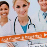 Drei Ärzte auf einem Monitor, der die Startseite eines Internetportals zeigt.