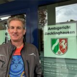 Immobilien-Privatunternehmer Steffen Christ (AfD) steht am Eingang des Amtsgerichts in Recklinghausen