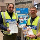 Zwei Polizisten an einem Info-Stand im Marler Stern.