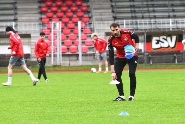 Fußball Oberliga Westfalen, 23. April 2025. Stimberg-Stadion. Dimitrios Pappas leitet seine erste Trainingseinheit beim Oberligisten Spvgg. Erkenschwick. Dort hatte Trainer Magnus Niemöller am Vortag gehen müssen.