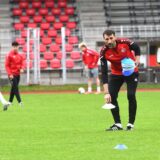 Fußball Oberliga Westfalen, 23. April 2025. Stimberg-Stadion. Dimitrios Pappas leitet seine erste Trainingseinheit beim Oberligisten Spvgg. Erkenschwick. Dort hatte Trainer Magnus Niemöller am Vortag gehen müssen.