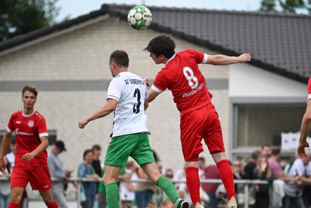 Flaesheims Jacob Stockhofe dribbelt im Spiel gegen die SG Suderwich mit dem Ball
