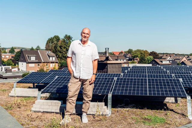 Dirk Wiese hat sein Dach begrünt und auch eine Photovoltaik-Anlage darauf installiert.