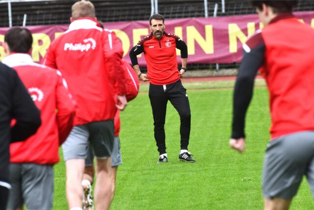 Fußball, 23. April 2025, Stimberg-Stadion. Dimitrios Pappas nimmt seine Arbeit als Interimstrainer der Spvgg. Erkenschwick auf.