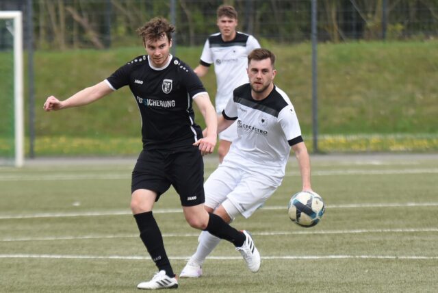 Gegen den FC Marl II blieben Lutz Hamann (r.) und Teutonia SuS Waltrop zum achten Mal in Serie ungeschlagen.