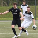 Gegen den FC Marl II blieben Lutz Hamann (r.) und Teutonia SuS Waltrop zum achten Mal in Serie ungeschlagen.