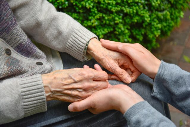 Nicht nur Worte zählen: Mit kleinen Gesten können Angehörige dafür sorgen, dass sich Menschen mit Demenz sicher fühl