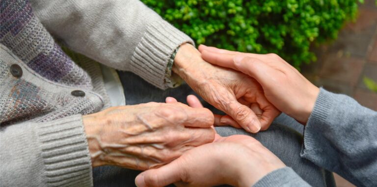 Nicht nur Worte zählen: Mit kleinen Gesten können Angehörige dafür sorgen, dass sich Menschen mit Demenz sicher fühl
