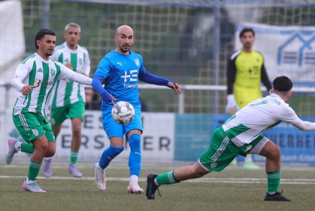 Adem Cabuk passt den Ball.