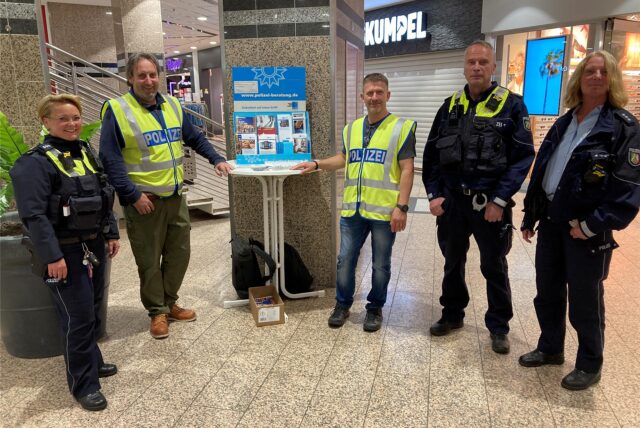An einem Stand im Marler Stern informierte die Polizei über Alltagsgefahren wie Taschendiebstahl.