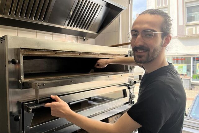 Selim Altinsöz steht am Ofen in der neueröffneten Pizzeria La Vera in Datteln.