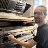 Selim Altinsöz steht am Ofen in der neueröffneten Pizzeria La Vera in Datteln.