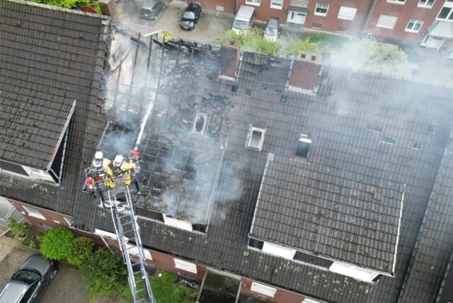 Ausgebrannter Dachstuhl während Löscharbeiten der Feuerwehr.