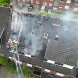 Ausgebrannter Dachstuhl während Löscharbeiten der Feuerwehr.