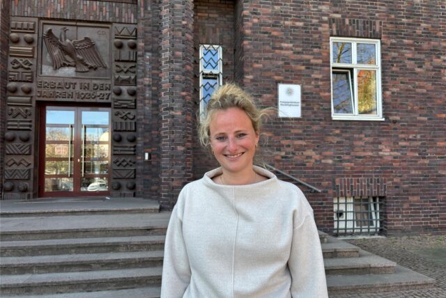 Kriminaloberkommissarin Jule Förster steht vor dem Polizeipräsidium Recklinghausen.