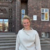 Kriminaloberkommissarin Jule Förster steht vor dem Polizeipräsidium Recklinghausen.