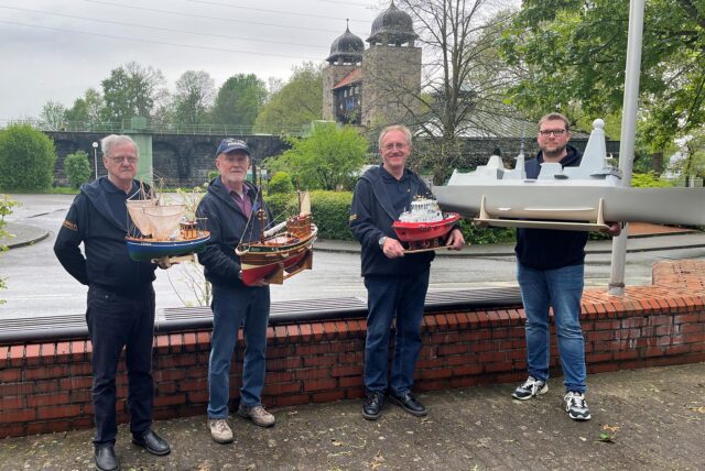 Mitglieder des SMC Waltrop stehen unweit des Schiffshebewerks Henrichenburg.