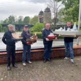 Mitglieder des SMC Waltrop stehen unweit des Schiffshebewerks Henrichenburg.